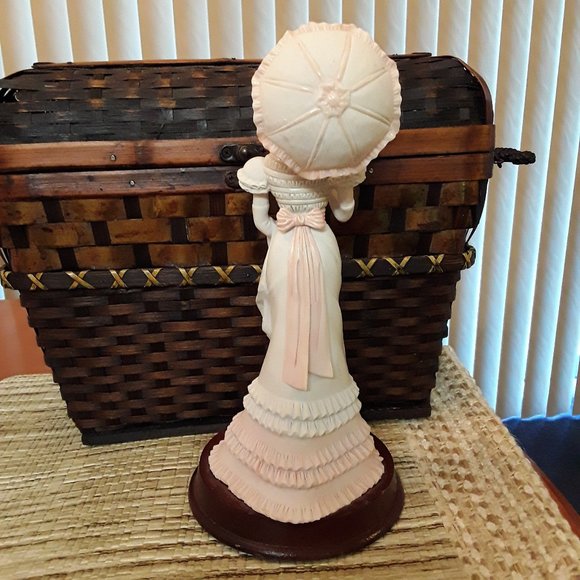 Pucci Victorian Woman with Parasol Figurine - Picture 5 of 9
